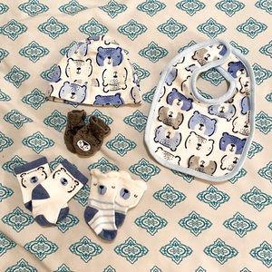 Gerber Bear Hat/Socks/Bib& Mitten Set